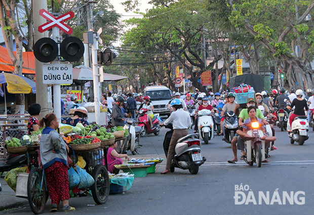 Lấn chiếm lòng đường buôn bán tại chợ Tam Giác (cũ).