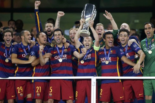 Các cầu thủ Barcelona và Siêu cúp châu Âu 2015. Ảnh: Reuters