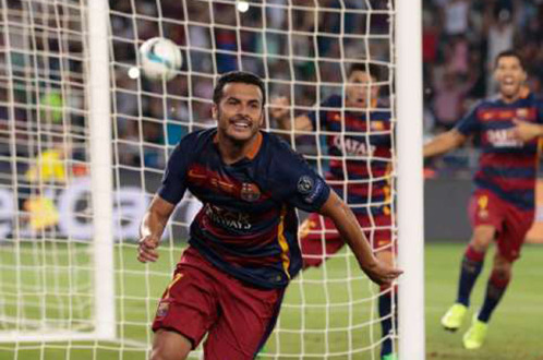 Niềm vui của Pedro sau khi ấn định chiến thắng 5-4 cho Barcelona. Ảnh: AP