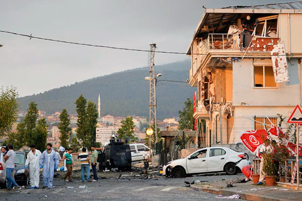 Hiện trường vụ nổ tại một đồn cảnh sát ở Sultanbeyli ngày 10-8. PKK bị cho là liên quan vụ việc này.		            Ảnh: AP