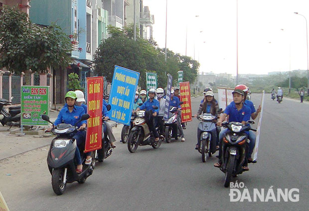 Đoàn phường Nại Hiên Đông tuyên truyền an toàn giao thông.