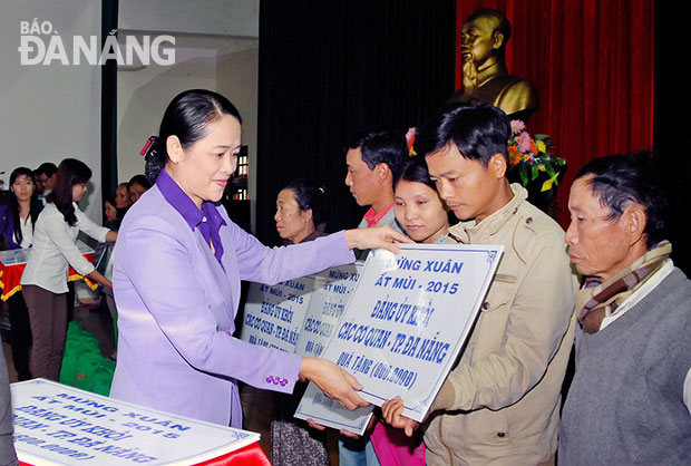 Hằng năm, Đảng ủy khối Các cơ quan thành phố tổ chức nhiều chương trình thăm, tặng quà hướng về cơ sở. Ảnh: VIỆT DŨNG