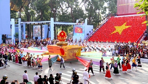 Parade on the 40th South Vietnam Liberation and National Reunification Day in April (Photo: VNA)