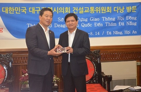 Chairman Cho (left) and Vice Chairman Trung 