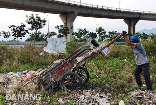 Debris being dumped on vacant land near the Thuan Phuoc Bridge