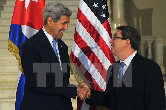 Ngoại trưởng Cuba Bruno Rodriguez (phải)và Ngoại trưởng Mỹ John Kerry. (Nguồn: AFP/TTXVN)