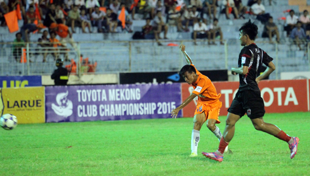 Vào sân thay người từ phút 74, Hồ Ngọc Thắng (áo cam) cũng đóng góp 1 bàn thắng, góp phần vào chiến thắng 7-3 của SHB Đà Nẵng trước ĐTLA.