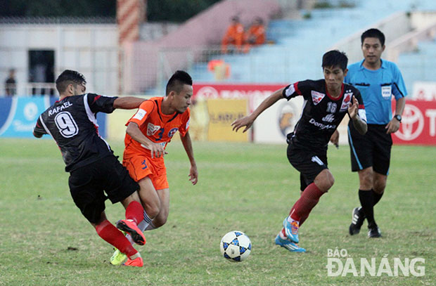 Võ Huy Toàn (áo cam) và SHB Đà Nẵng tìm lại được niềm vui bằng chiến thắng 7-3 trước Đồng Tâm Long An (áo xanh đen).