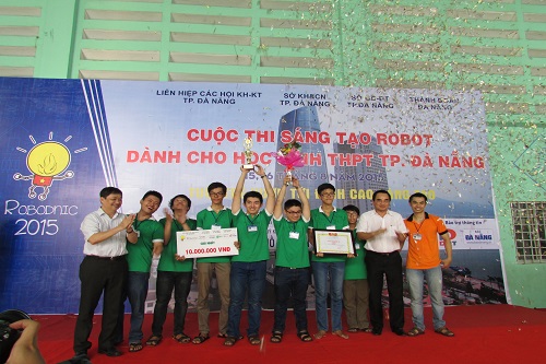 Ông Đặng Việt Dũng Phó Chủ tịch UBND thành phố Đà Nẵng (ngoài cùng bên trái) trao giải Nhất của cuộc thi trị giá 10 triệu đồng cho đội Fast and Furious.