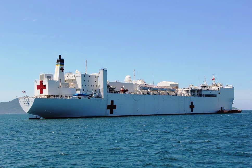 Tàu Bệnh viện USNS Mercy trên vịnh Đà Nẵng.