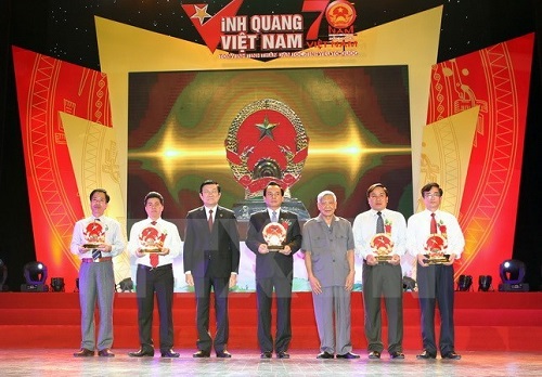 State President Truong Tan Sang (third from left) and former Party General Secretary Le Kha Phieu (third from right) presents the National Emblem to representatives from five regions of the country 