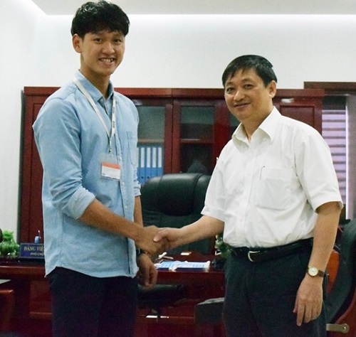 Swimmer Phuoc (left) and Vice Chairman Dung