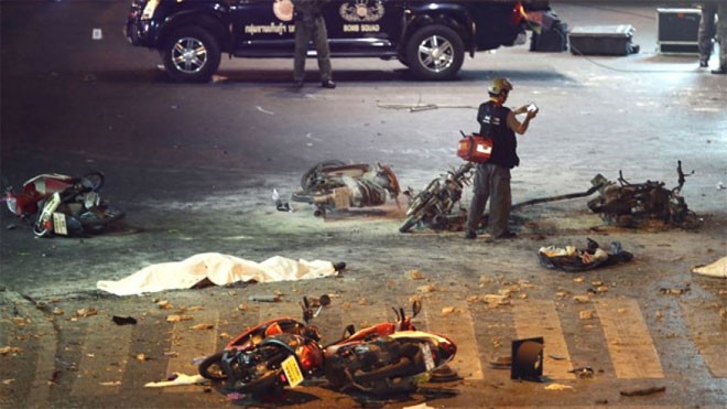 Vụ nổ xảy ra tại giao lộ Ratchaprasong, một khu mua sắm sôi động ở Bangkok. Thiết bị nổ được cho là đã được đưa tới hiện trường trên một chiếc xe máy. Hiện chưa có nhóm nào đứng ra nhận trách nhiệm về vụ này - Ảnh: AP.