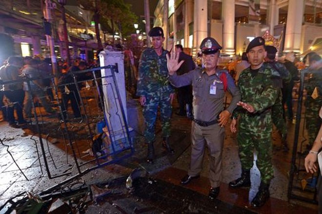 Cảnh sát Thái Lan đứng gác ngoài ngôi đền Hindu ở hiện trường vụ nổ. Chỉ trong vòng 5 phút sau vụ nổ, cảnh sát và lực lượng cứu hộ đã tới hiện trường - Ảnh: Getty.