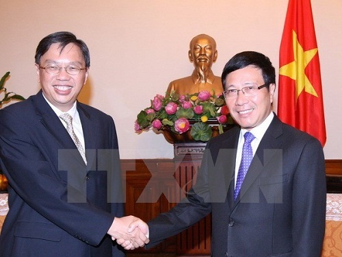 Second Permanent Secretary of Foreign Affairs of Singapore Chee Wee Kiong (left) and Deputy PM Pham Binh Minh (Source: VNA)