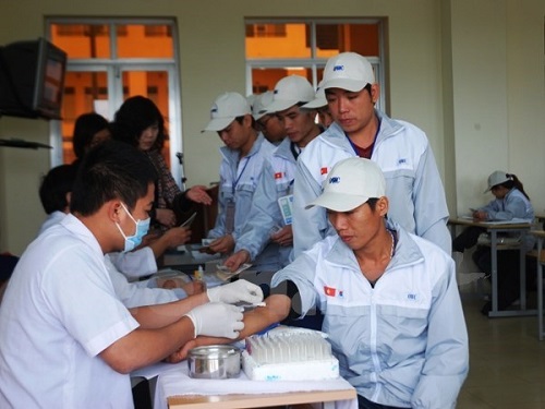 Health check-ups for Vietnamese guest workers. (Photo: VNA)