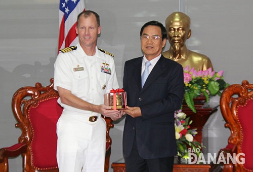 Captain Christopher Engdahl (left) and Vice Chairman Viet