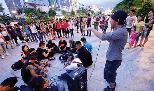 A group of youngster are seen beatboxing on the Nguyen Hue pedestrian street in District 1.