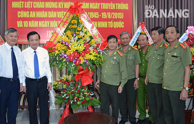 Bí thư Thành ủy Trần Thọ tặng hoa chúc mừng Ban Giám đốc và cán bộ, chiến sĩ Công an thành phố Đà Nẵng. Ảnh: VIỆT DŨNG và TRỌNG HÙNG