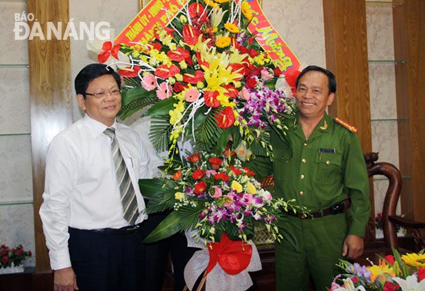 Phó Bí thư thường trực Thành ủy Võ Công Trí tặng hoa chúc mừng lãnh đạo, cán bộ và chiến sĩ Cảnh sát PCCC thành phố. Ảnh: Trọng Hùng 			