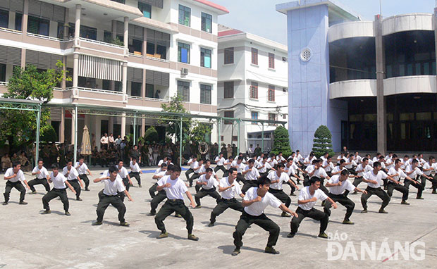 Lực lượng Công an thành phố Đà Nẵng trình diễn võ thuật đồng đội.        		     Ảnh: ĐẮC MẠNH