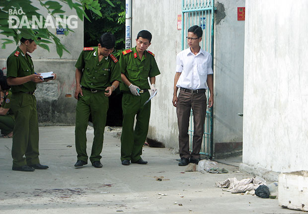 Lực lượng Công an quận Liên Chiểu điều tra hiện trường vụ giết thai phụ trong phòng trọ, xảy ra tại phường Hòa Khánh Bắc gây xôn xao dư luận.          Ảnh: Đắc Mạnh