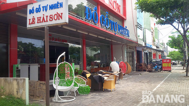 Trong những năm gần đây, hoạt động kinh doanh trên đường Nguyễn Hữu Thọ trở nên khởi sắc, nhiều cửa hàng kinh doanh nội thất lần lượt ra đời.