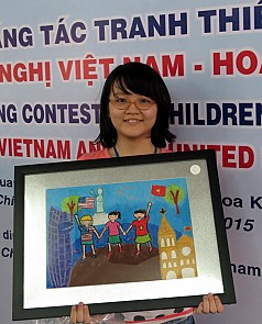 Hong Bao Tran, a seventh grader from Go Vap District, Ho Chi Minh City, is seen with her painting that won first prize in a contest