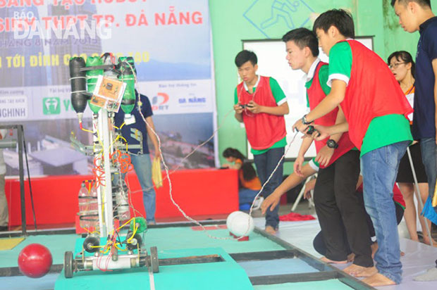 Các đội sôi nổi tham gia thi tại RoboDnic 2015. 