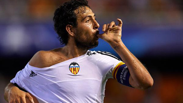 Parejo ăn mừng bàn thắng nâng tỉ số lên 2-1 cho Valencia. Ảnh: Getty Images