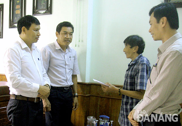 Đồng chí Hồ Kỳ Minh, Bí thư Quận ủy Cẩm Lệ (bìa trái) thăm và tặng quà cho hộ gia đình chính sách trên địa bàn quận.                          Ảnh: Hồng Hạnh