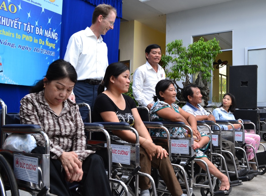 Tặng xe lăn cho người khuyết tật tại Đà Nẵng.