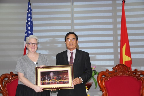 New US Vice Ambassador Susan Sutton (left) and Vice Chairman Viet