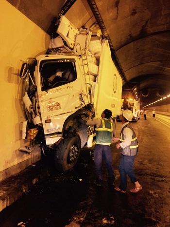 The lorry crashed in the tunnel (Photo: tuoitre.vn)