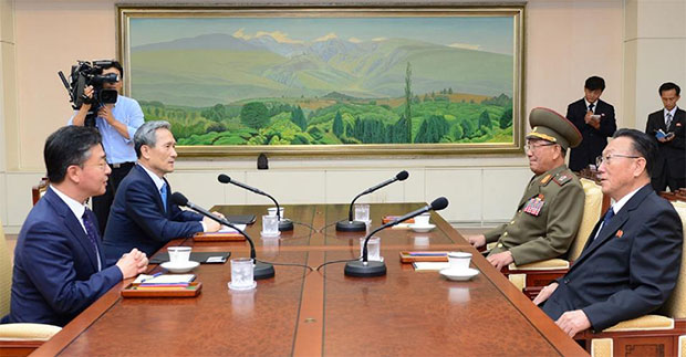 Các quan chức hai miền Triều Tiên đàm phán tại Panmunjom.    	                                    Ảnh: AFP