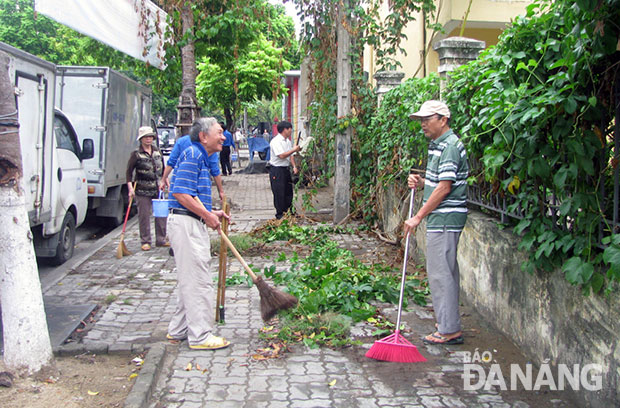 Hội Cựu chiến binh phường Tân Chính ra quân quét dọn và phát quang cây cỏ trên đoạn đường Hải Phòng.