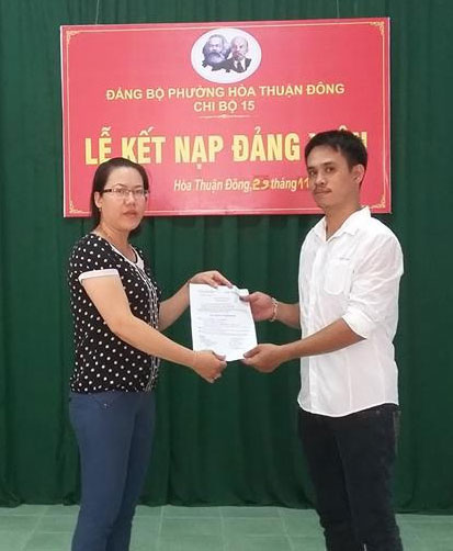 Lễ kết nạp đảng viên tại Chi bộ 15 phường Hòa Thuận Đông. Trong ảnh: Anh Lê Ngọc Tuấn, nguyên tổ trưởng dân phố 79 phường Hòa Thuận Đông, được kết nạp Đảng. Ảnh: TRỌNG HUY