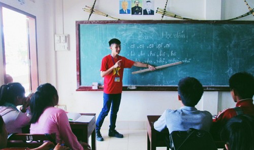  A student teaches the Vietnamese language in a class in Laos. Tuoi Tre