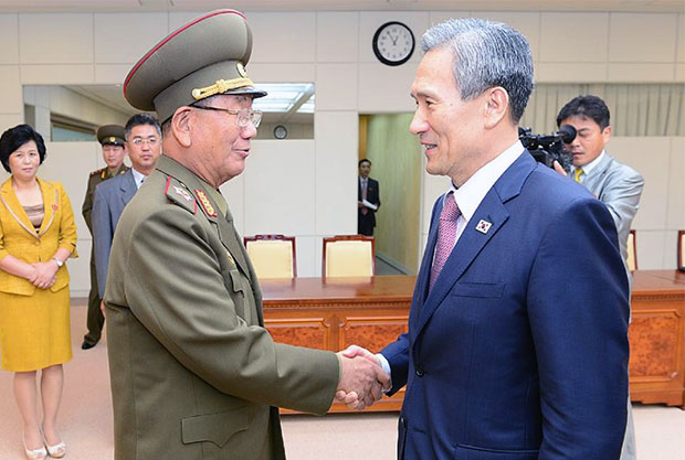 Ông Hwang Pyong-So (trái), quan chức quân sự hàng đầu của CHDCND Triều Tiên và ông Kim Kwan-Jin, cố vấn an ninh quốc gia của Tổng thống Hàn Quốc, thống nhất xoa dịu căng thẳng giữa hai miền. 						        Ảnh: AFP