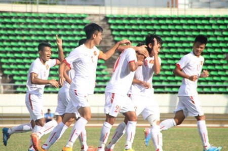 Vietnamese players celebrate after scoring a goal in their 2-0 win over East Timor at the ASEAN Football Federation's U19 Championship in Laos. (Source: vnexpress.net)