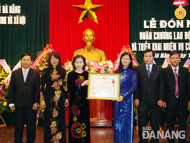 Lãnh đạo Sở LĐ-TB&XH Đà Nẵng đón nhận Huân chương Lao động hạng nhì của Chủ tịch nước (ảnh trái).