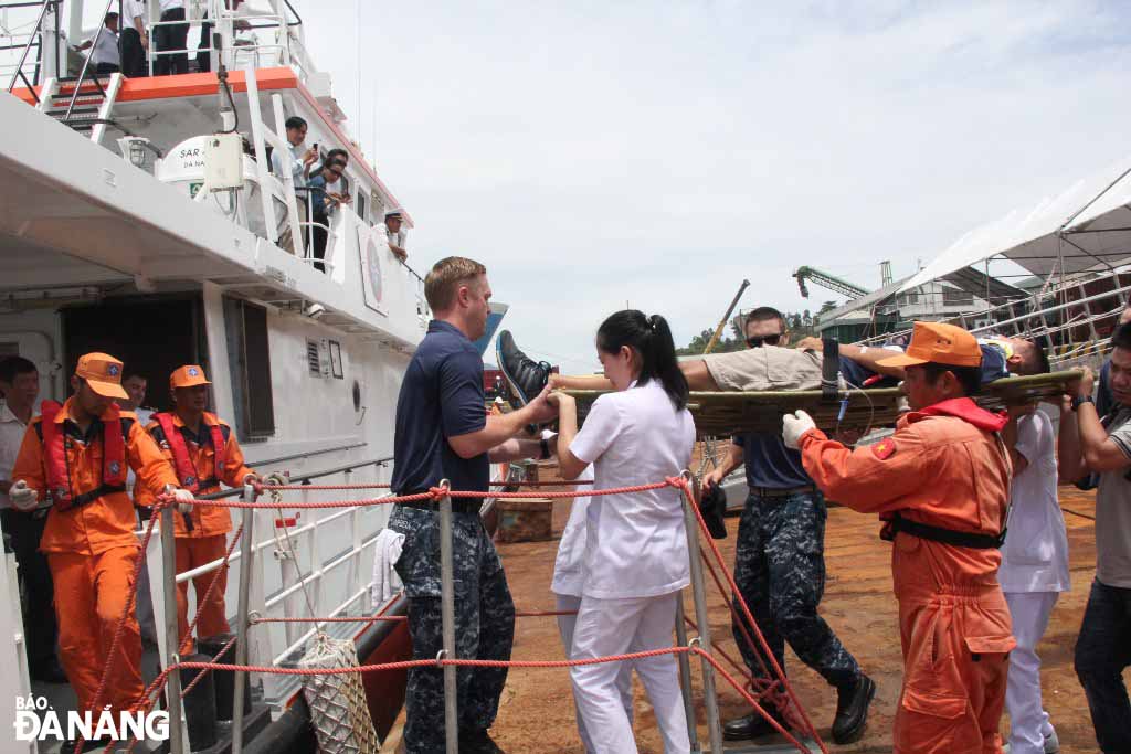 Đưa nạn nhân lên tàu trung chuyển ra tàu bệnh viện Mercy.