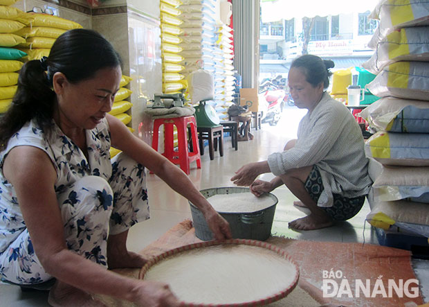 Bằng nghị lực, sự giỏi giang, chị Trà Thị Vinh một tay gây dựng cơ ngơi khang trang, nuôi 3 con trưởng thành và đưa hoạt động của chi hội phụ nữ mình dẫn đầu đi lên.  Ảnh: H.N