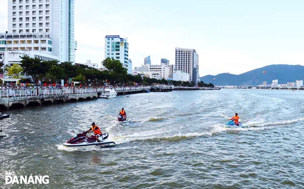 Nhiều hoạt động văn hóa nghệ thuật hứa hẹn mang đến cho người dân và du khách nhiều trải nghiệm khác nhau. Trong ảnh: Các vận động viên chuẩn bị tham gia lướt ván sông Hàn năm 2014.