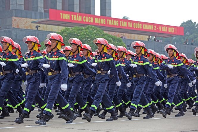 Các chiến sĩ phòng cháy chữa cháy diễu hành tập dượt tại buổi tổng duyệt Lễ kỷ niệm 70 năm Cách mạng tháng 8 và Quốc khánh 2-9 tại Quảng trường Ba Đình