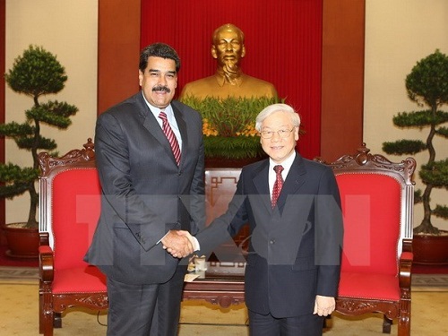 Party General Secretary Nguyen Phu Trong (R) receives Venezuelan President and President of Venezuela’s United Socialist Party Nicolas Maduro Moros. Photo: VNA