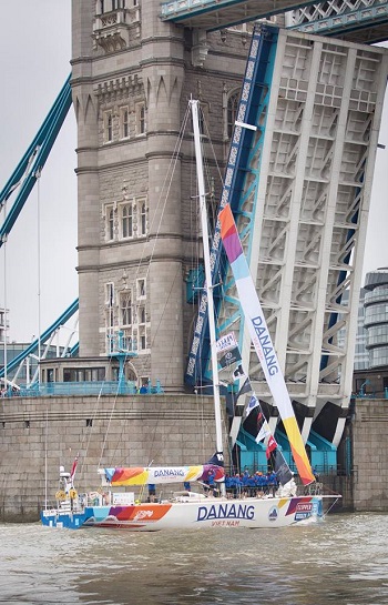   The Da Nang-Viet Nam team's racing yacht passing under the Tower Bridge …