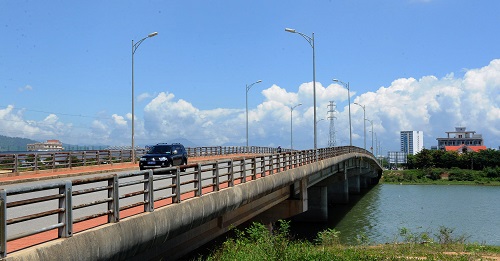 The Hoa Xuan Bridge in Cam Le District.