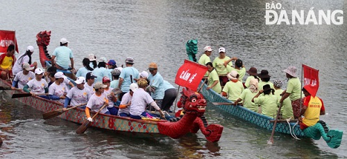  Female teams before setting off to race on the Han River.