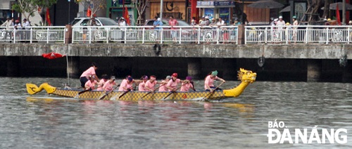   Members of the female team from Hai Chau District taking the lead during the race.